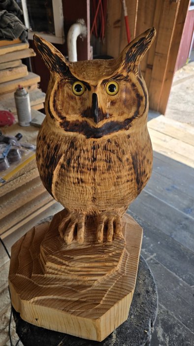 Great horned owl chainsaw carving photo 3